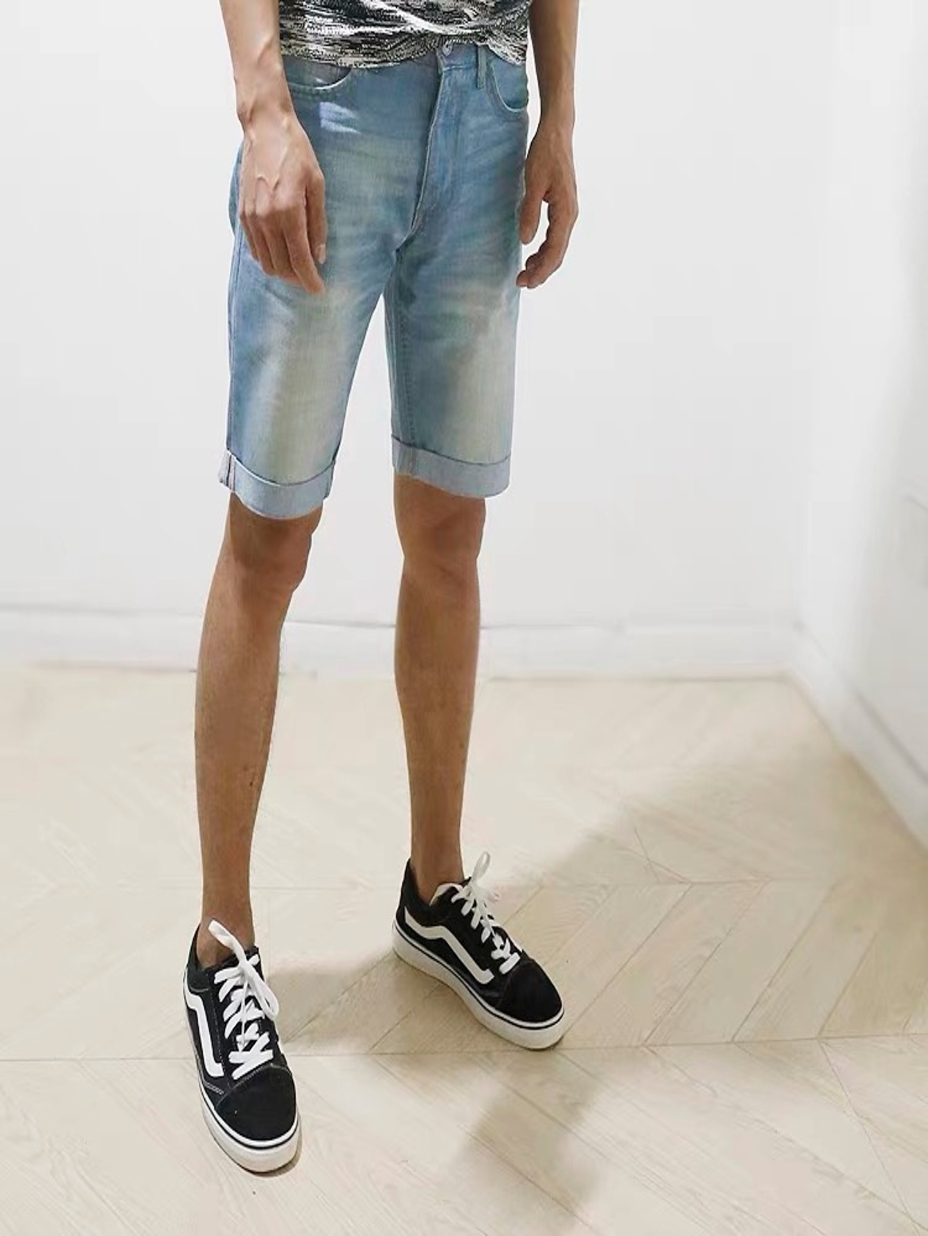 Mens Accessories Style - Męskie niebieskie jeansowe szorty o dopasowanym