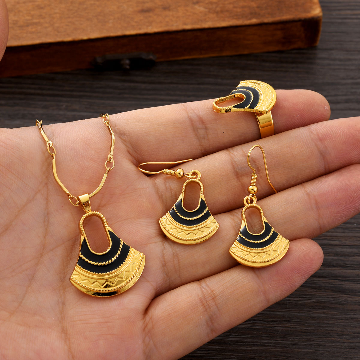 Men Accessories India - Złoty Zestaw Biżuterii PNG dla Kobiet